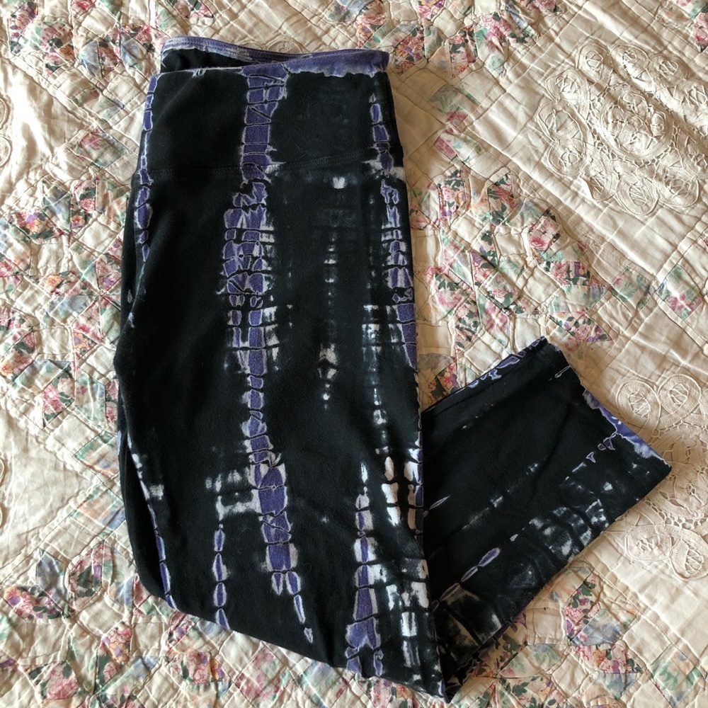 Hard tail black and blue tie dye capri leggings
